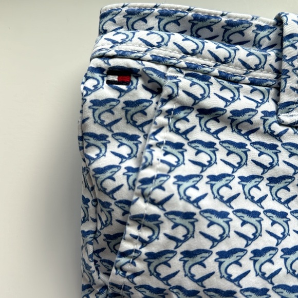 Tommy Hilfiger adaptive shorts in shark print, adjustable waist, Velcro closure - Picture 5 of 6